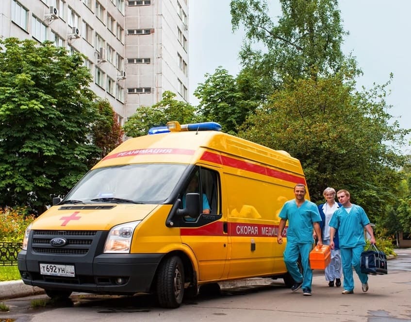 Бригада врачей идут по улице в Михайловке